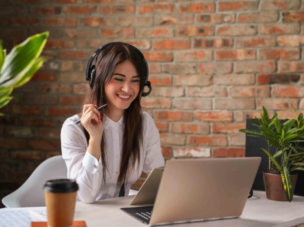 portrait-of-woman-customer-service-worker-1-compressed-1024x712